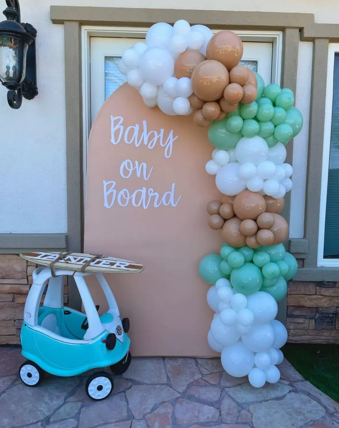 Balloon garland backdrop photo booth